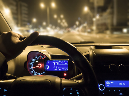 夜間の車の運転イメージ画像